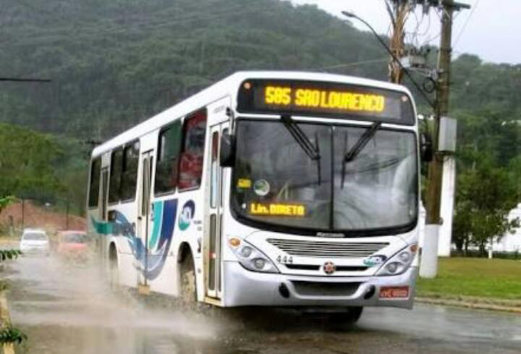 Um ônibus rumo ao destino do clube que derrotou o Flamengo (Foto: internet) Foto de capa