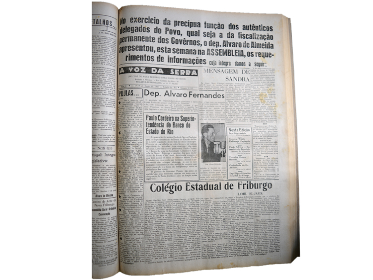 Curvou-se à politiquice suja Foto de capa