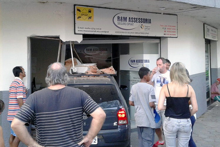 Carro destruiu a fachada do estabelecimento (Foto: Reprodução/WhatsApp) Foto de capa