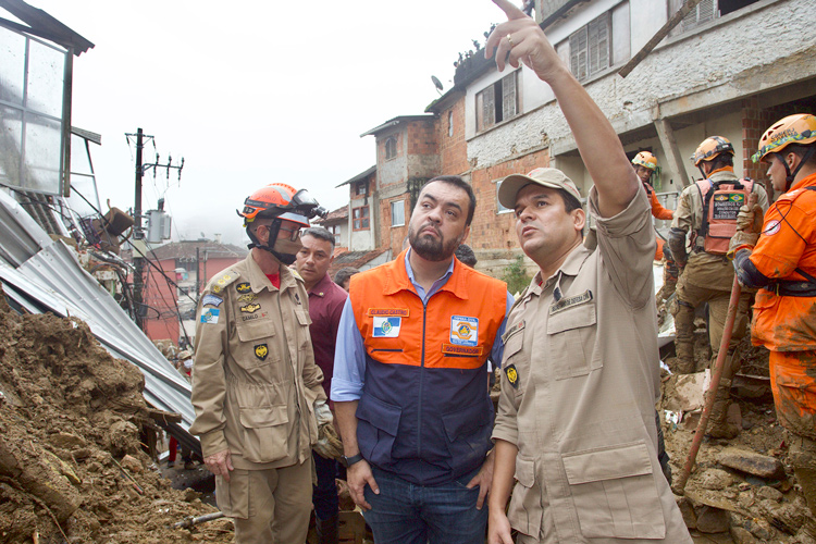 O governador Claudio Castro visita as áreas devastadas junto com a Defesa Civil Foto: Governo do estado