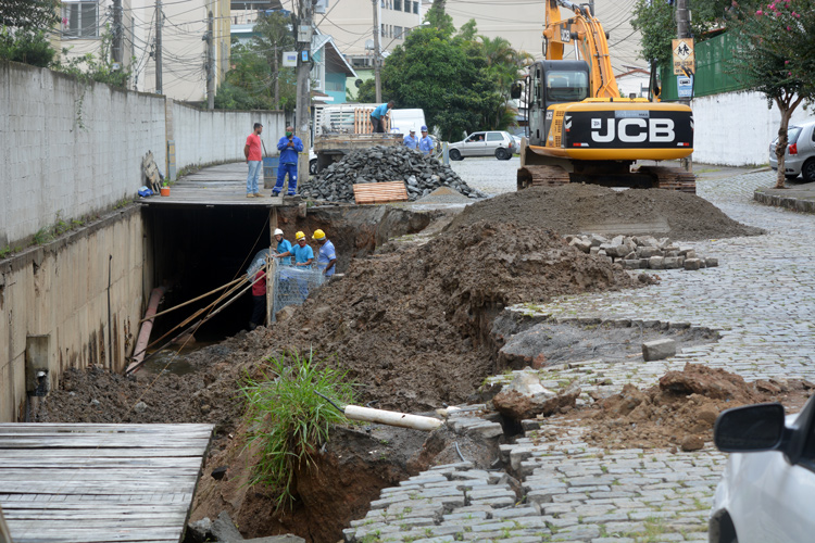 A obra de recuperação do deque da Rua Teresópolis, na Vila Amélia (Fotos: Henrique Pinheiro)