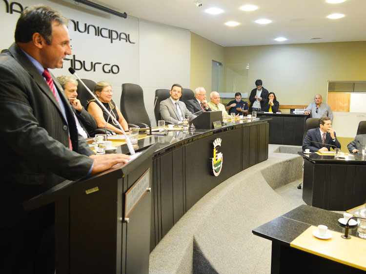 Rostos do presente e do passado dividiram a composição do plenário e da mesa diretora (Márcio Madeira/A Voz da Serra) Sessão solene na Câmara Municipal de Nova Friburgo