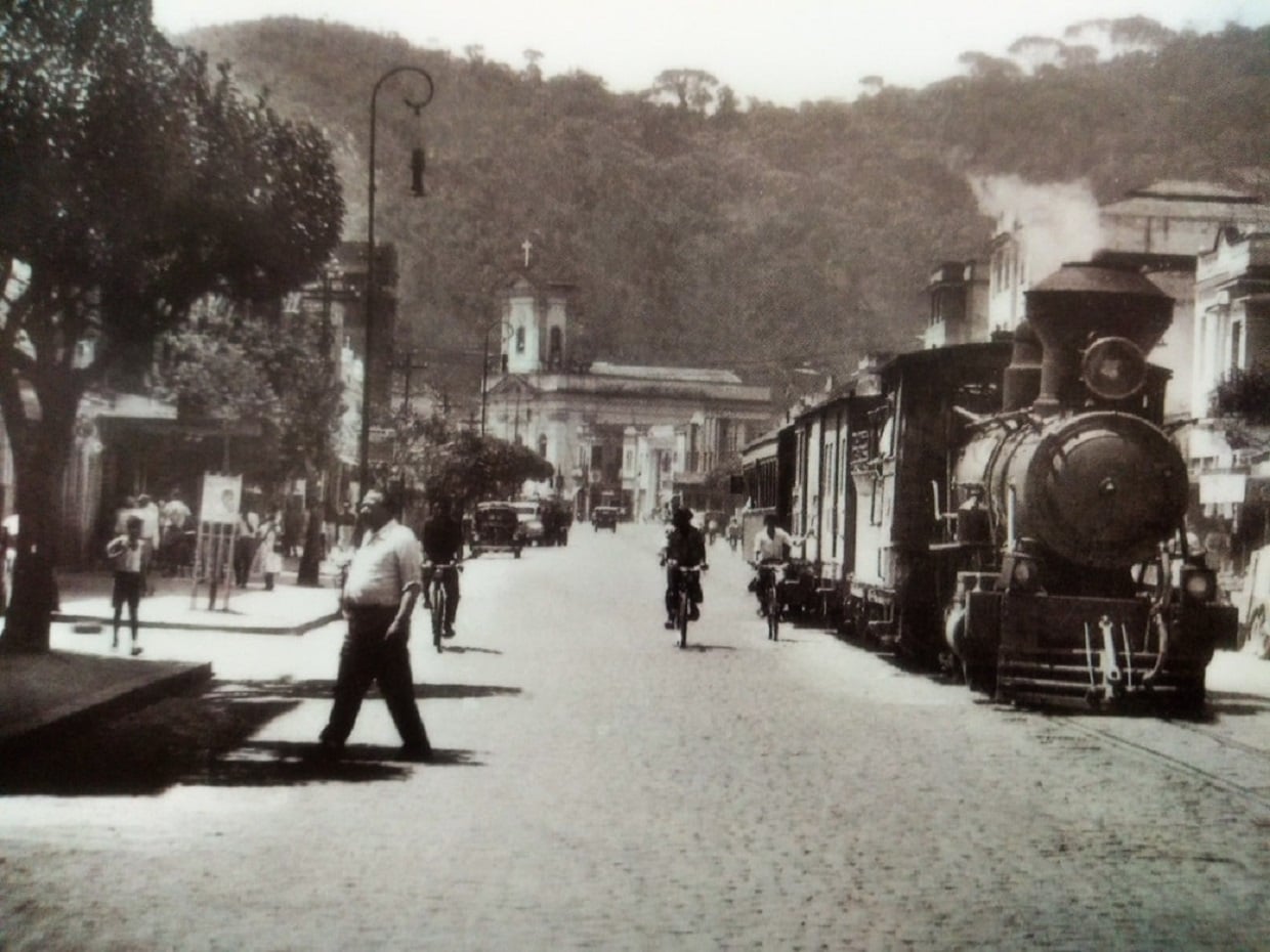 Nova Friburgo na década de 40: trem, muitas bicicletas e poucos carros (Reproduções da web, todas da década de 40)