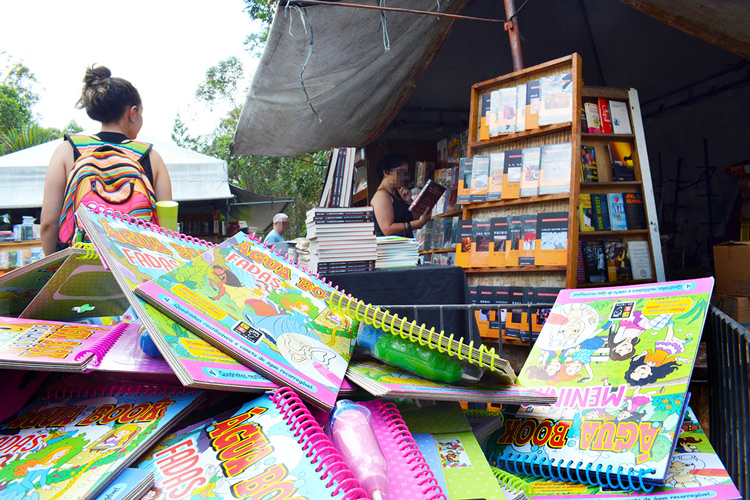 Feira de livros na Praça (Fotos: Henrique Pinheiro)