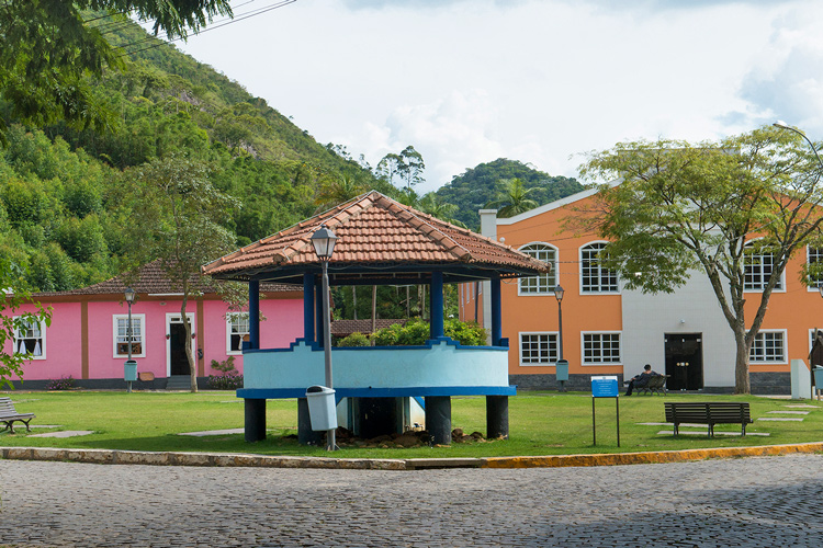 O casario colorido de São Pedro com o coreto (Fotos: Henrique Pinheiro)