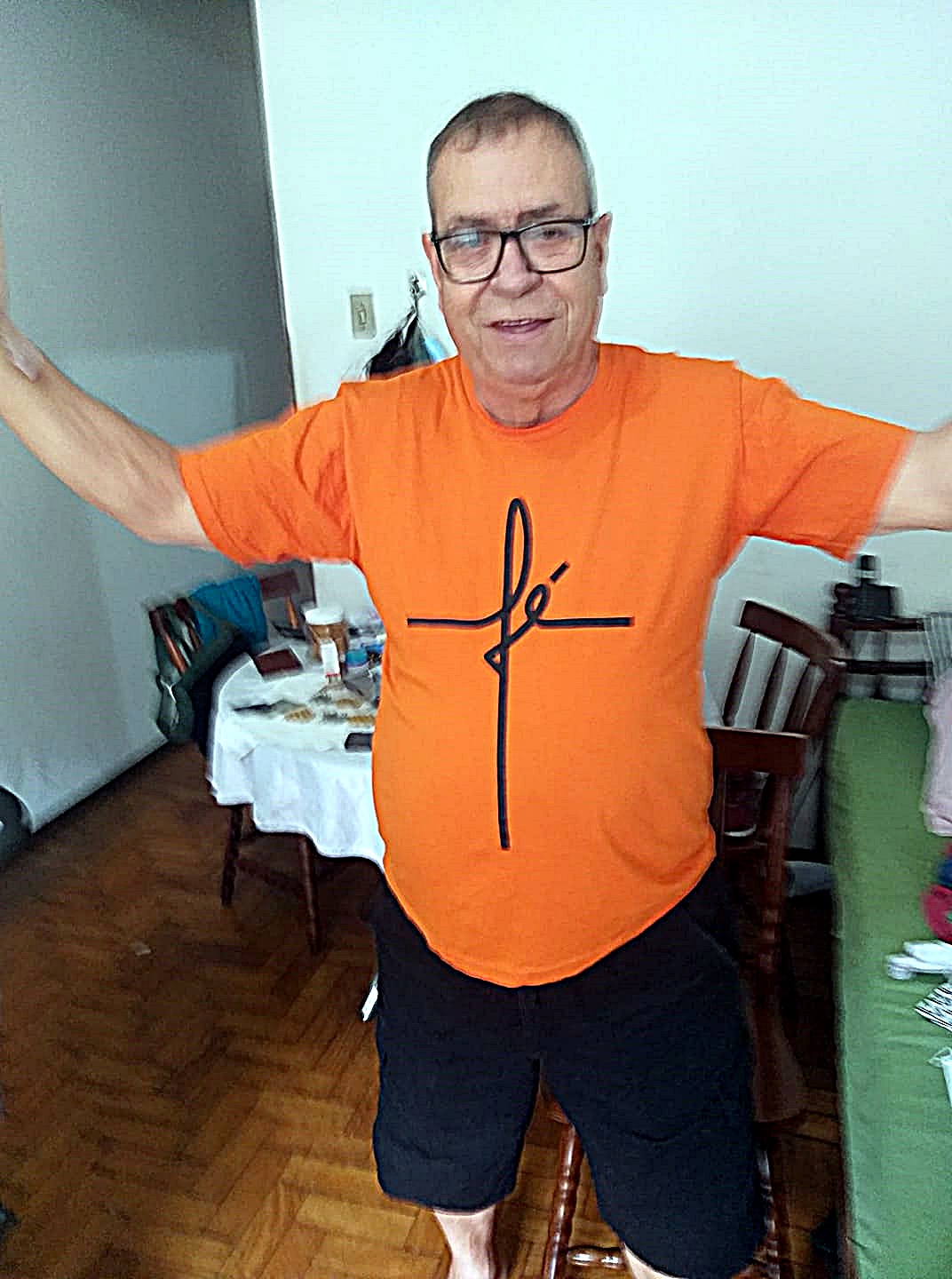 Pedro Osmar na foto postada por ele mesmo, em casa, com a camisa 