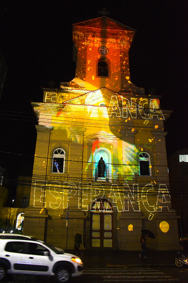 As luzes coloridas transformam a fachada da Catedral (Fotos: Henrique Pinheiro)