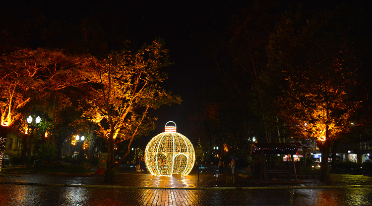A bola de Natal gigante na Praça Getúlio Vargas (Fotos: Henrique Pinheiro)