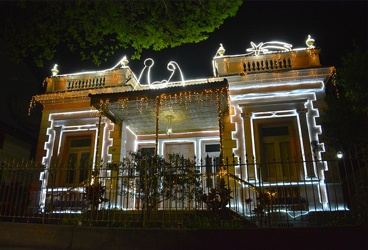 O solar da família Celles Cordeiro, na Rua General Osório, iluminada para o Natal (Foto: Henrique Pinheiro)
