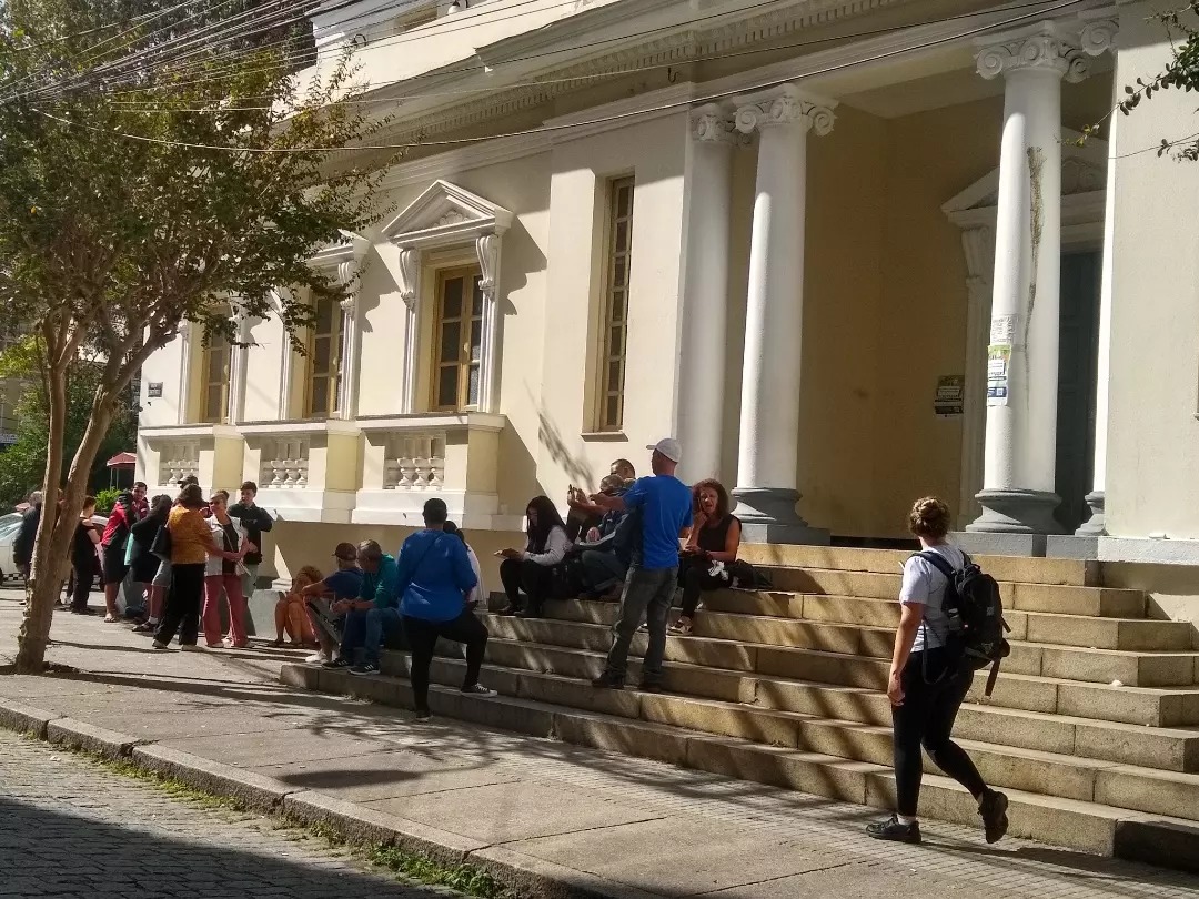 Nesta terça-feira, eleitores formaram longas filas para serem atendidos nos cartórios da 26ª e 222ª ZEs, no antigo fórum (Fotos: Girlan Guilland)