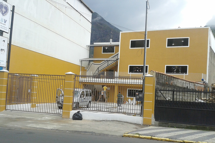 Drive-thru solidário da LBV arrecada alimentos 