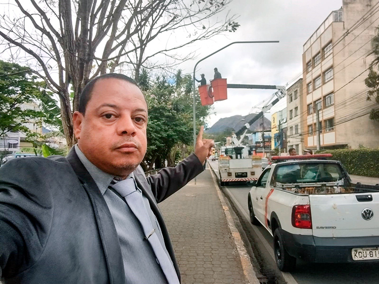 O vereador José Roberto Pacheco Folly aponta para o sinal 