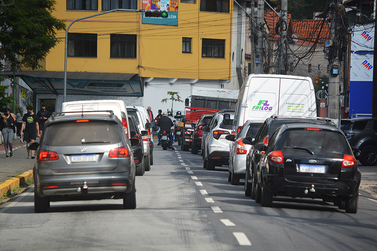 Trânsito em Nova Friburgo (Arquivo AVS/ Henrique Pinheiro)