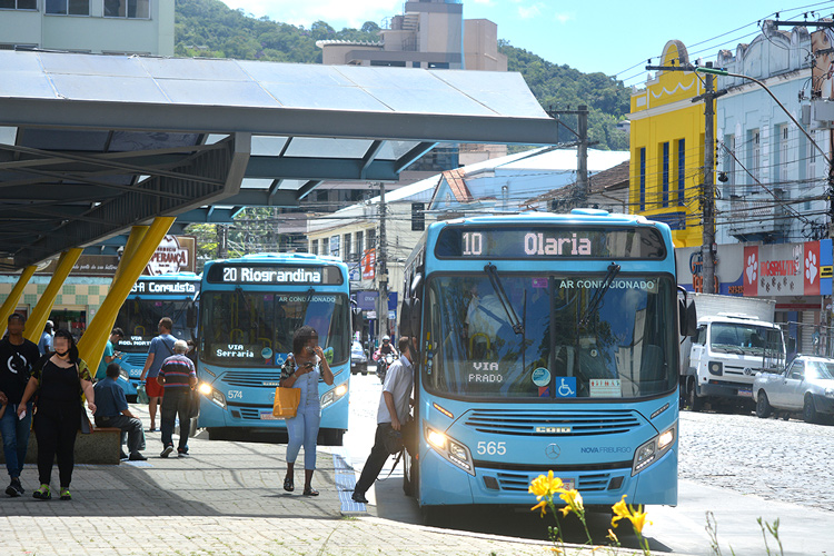 Ônibus em circulação em Nova Friburgo (Foto: Henrique Pinheiro)