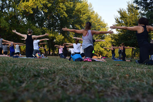 Projeto “Um dia no Jardim” leva yoga à Praça Getúlio Vargas