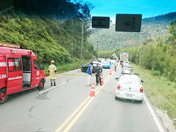 Um morto em grave acidente na RJ-130 Foto de capa
