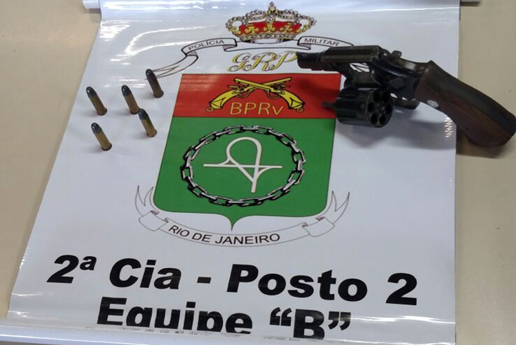 O revólver foi apreendido e levado para delegacia de Cachoeiras de Macacu (crédito Adriano Teixeira / 2ª Cia BPRv) Foto de capa