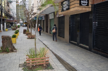 A  Rua Portugal vazia e com lojas fechadas (Foto: Henrique Pinheiro)