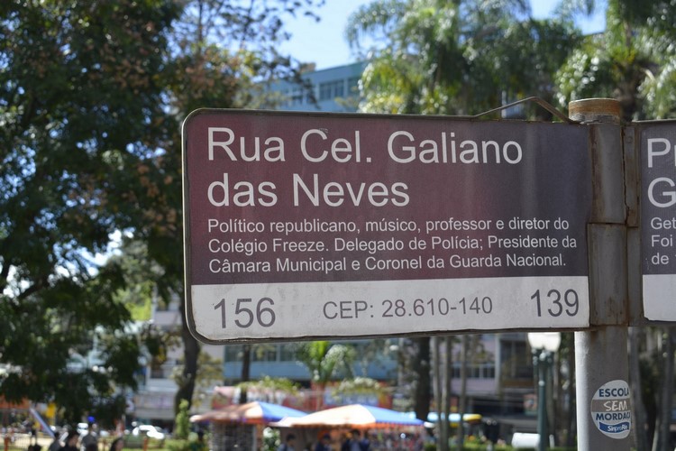 A placa da rua em homenagem a Galiano (Fotos: Henrique Pinheiro)