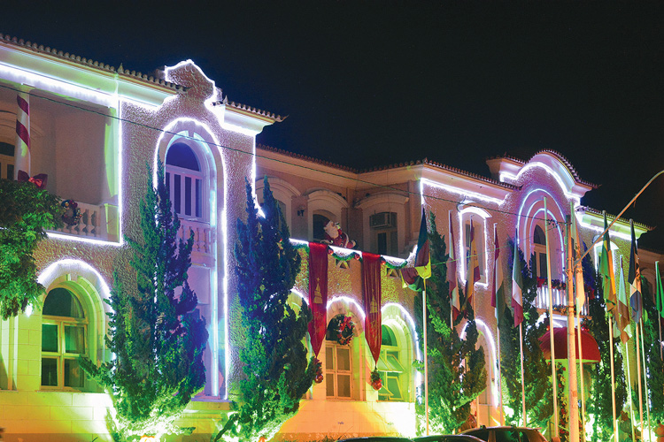 A sede da Prefeitura decorada para o Natal em anos anteriores (Arquivo AVS/ Henrique Pinheiro)