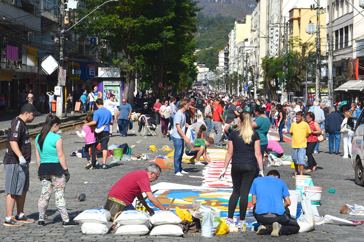 Montagem de tapetes de sal na Avenida Alberto Braune antes da pandemia (Arquivo AVS/ Henrique Pinheiro)