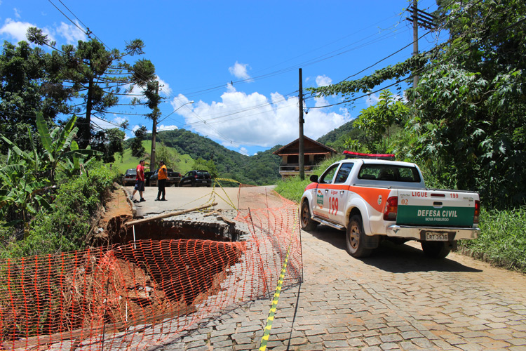 O buraco no Loteamento Tiradentes (Foto: Henrique Pinheiro)