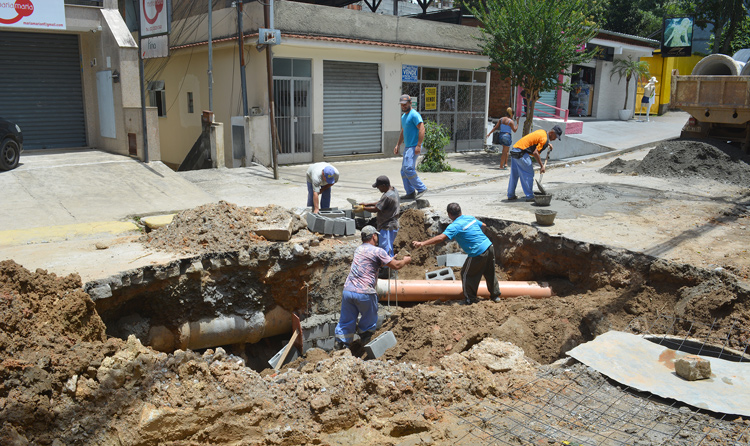Mesmo com vazamento em manilha, prefeitura inicia reparo na Raul Veiga
