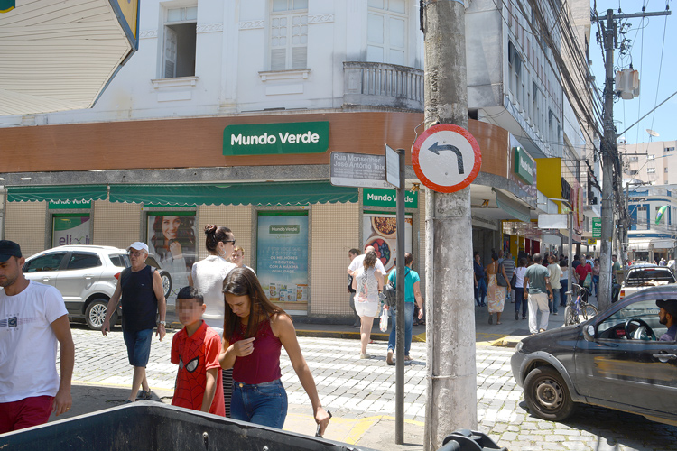 Inversão de mão da antiga Rua São João divide motoristas