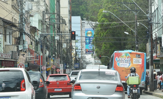 Novo sinal de trânsito é instalado na Rua Sete com Francisco Miele