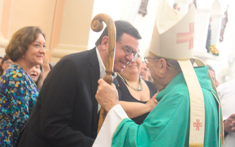 O prefeito Renato Bravo saudou o administrador apostólico durante a missa de apresentação no último domingo, na catedral  (Foto: Secom/PMNF)
