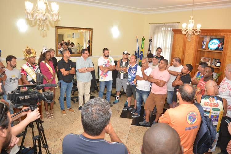Presidentes das escolas de samba e blocos, da Liga das Escolas de Samba e outras autoridades presentes no encontro com o prefeito Renato Bravo