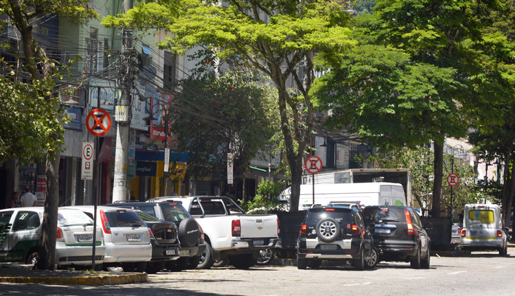 Estacionamento irregular na Avenida Alberto Braune (Fotos: Henrique Pinheiro)