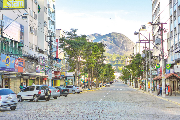 Comércio da Avenida Alberto Braune fechado num dia de domingo (Foto: arquivo AVS)