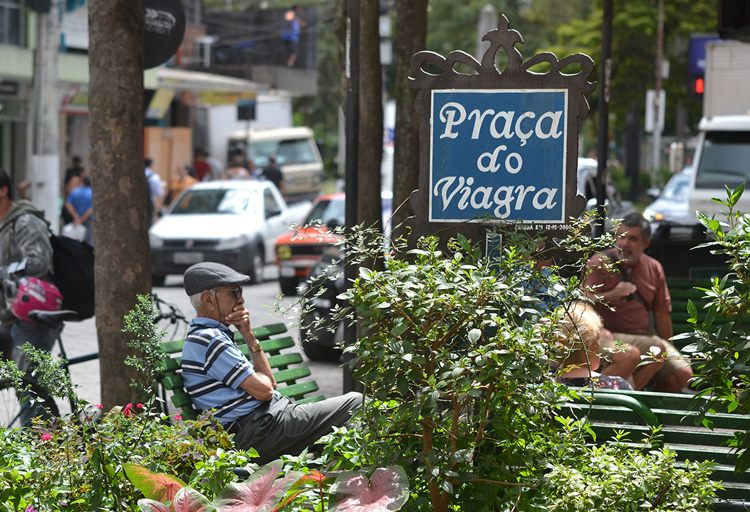 Idosos na Praça do Viagra, na Alberto Braune (Fotos: Henrique Pinheiro)