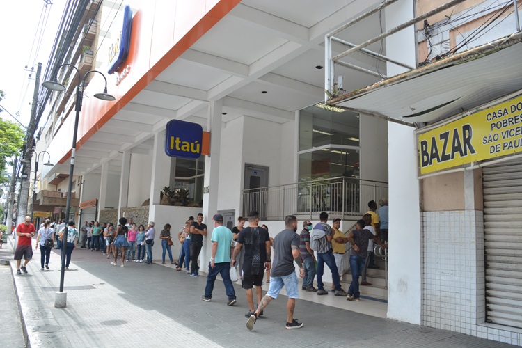 Movimento na Avenida Alberto Braune na última sexta (Foto: Henrique Pinheiro)