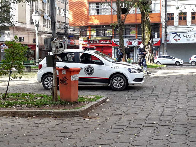 Ação da Guarda municipal pedindo para as pessoas ficarem em casa (Foto: Henrique Pinheiro)