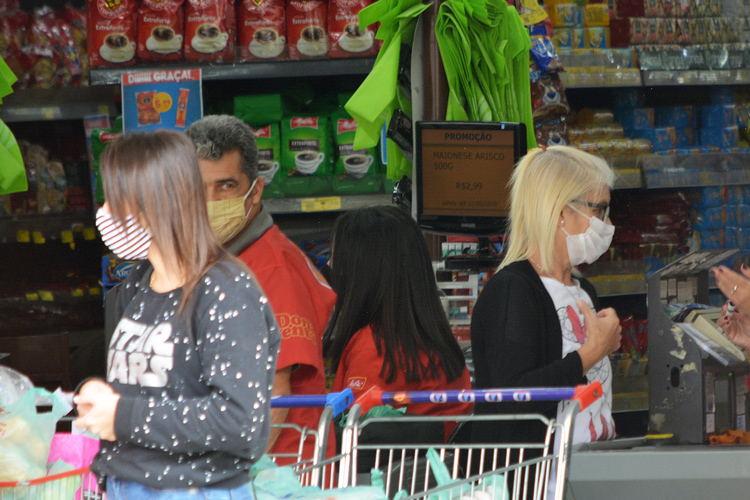 Consumidores de máscara em supermercado de Friburgo (Foto: Henrique Pinheiro)