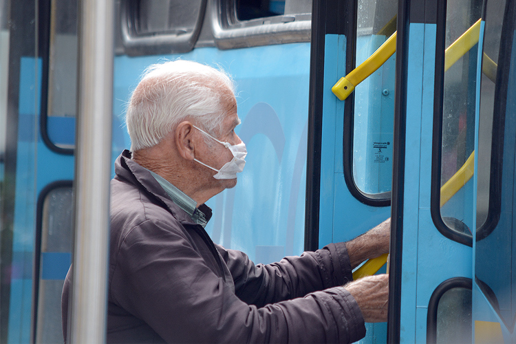 Idoso pega ônibus em Friburgo (Foto: Henrique Pinheiro)