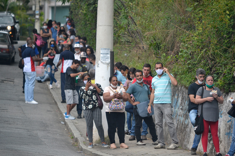 Aglomeração na fila do auxílio emergencial da Caixa nesta quarta (Foto: Henrique Pinheiro)