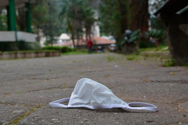 Máscara caída no chão em Friburgo (Foto: Henrique Pinheiro)