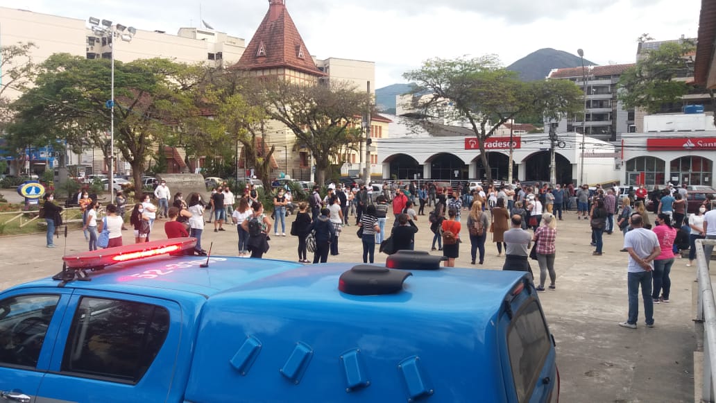 Com presença da polícia, o ato na Praça Dermeval (Fotos: Fernando Moreira)