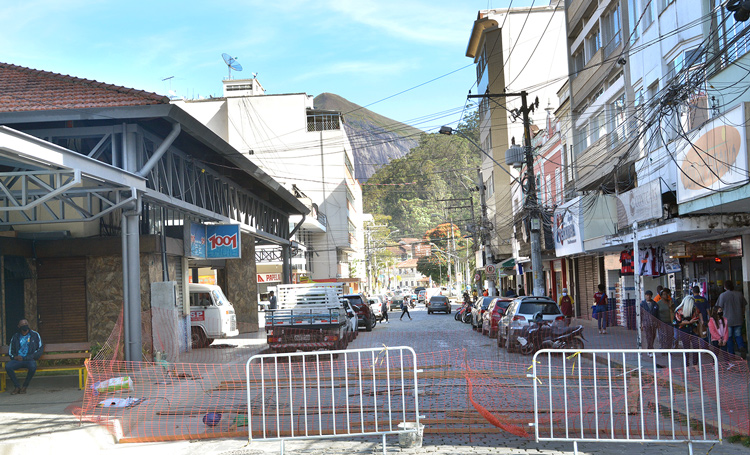 A Rua Francisco Miele já interditada (Foto: Henrique Pinheiro)