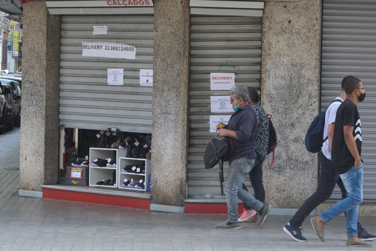 Comércio à meia-porta em Nova Friburgo (Fotos: Henrique Pinheiro)