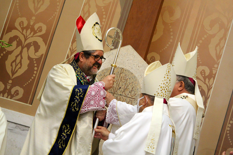 Dom Luiz Ricci foi empossado em cerimônia sábado passado na Catedral São João Batista (Fotos: Grasiele Guimarães/Diocese de Nova Friburgo)