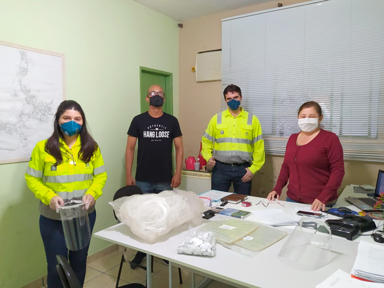 Os EPIs fabricados pelo projeto Face Shield Nova Friburgo foram entregues às prefeituras vizinhas para uso dos profissionais de saúde (Foto: Divulgação)