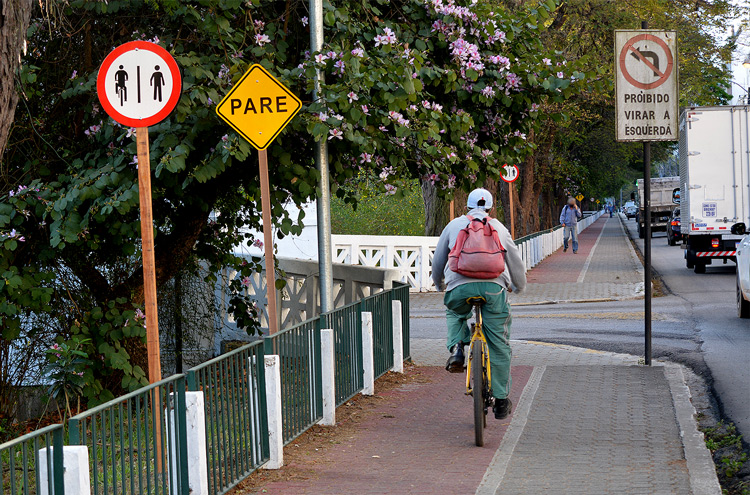 As placas de sinalização (Foto: Henrique Pinheiro)