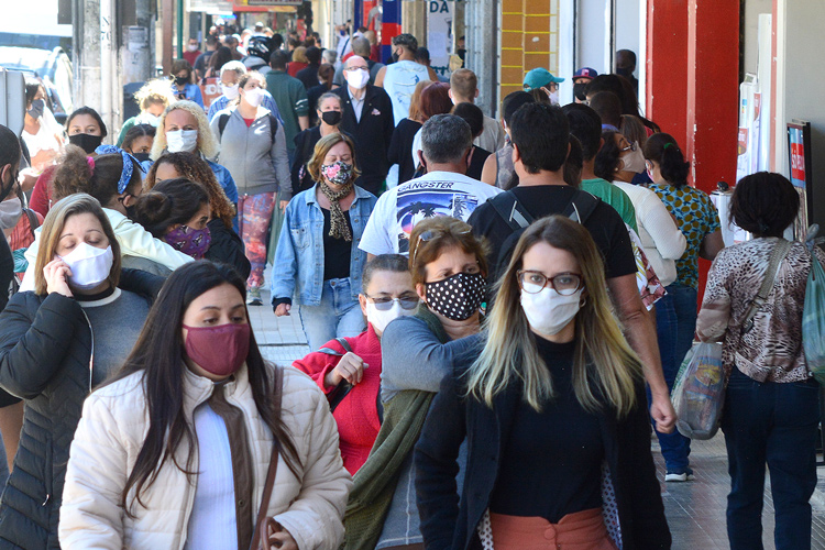 Friburguenses com máscaras nas ruas (Foto: Henrique Pinheiro)