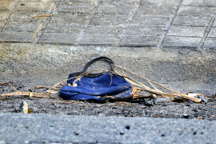 Máscara caída no chão em Friburgo (Foto: Henrique Pinheiro)