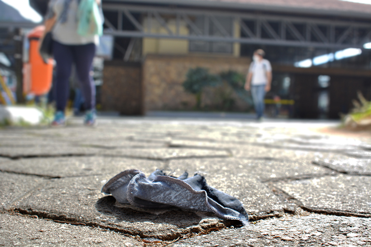 Máscara caída no chão em Friburgo (Foto: Henrique Pinheiro)