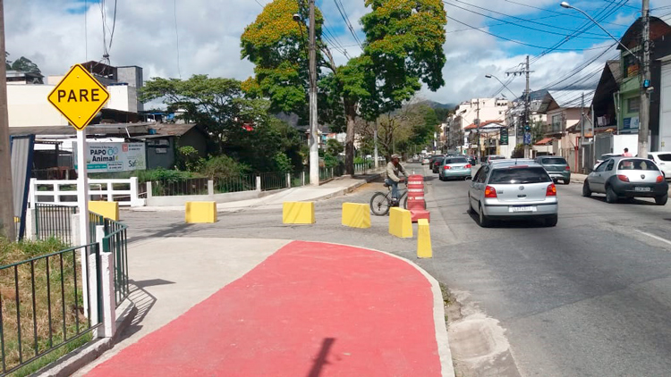 As intervenções na Avenida Euterpe, com os novos blocos de concreto (Fotos: Fernando Moreira)
